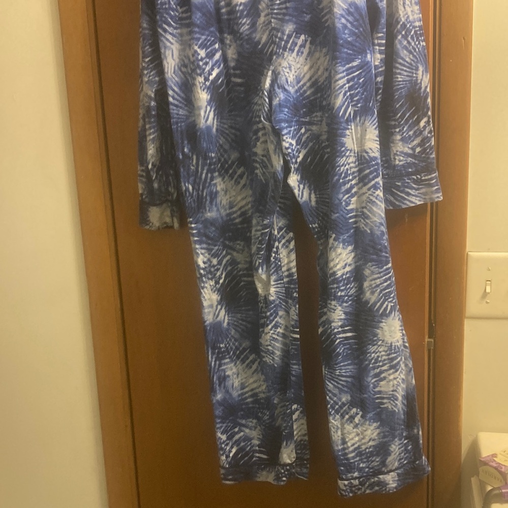 Lands' End Blue and White Patterned pajama set - Picture 8 of 9